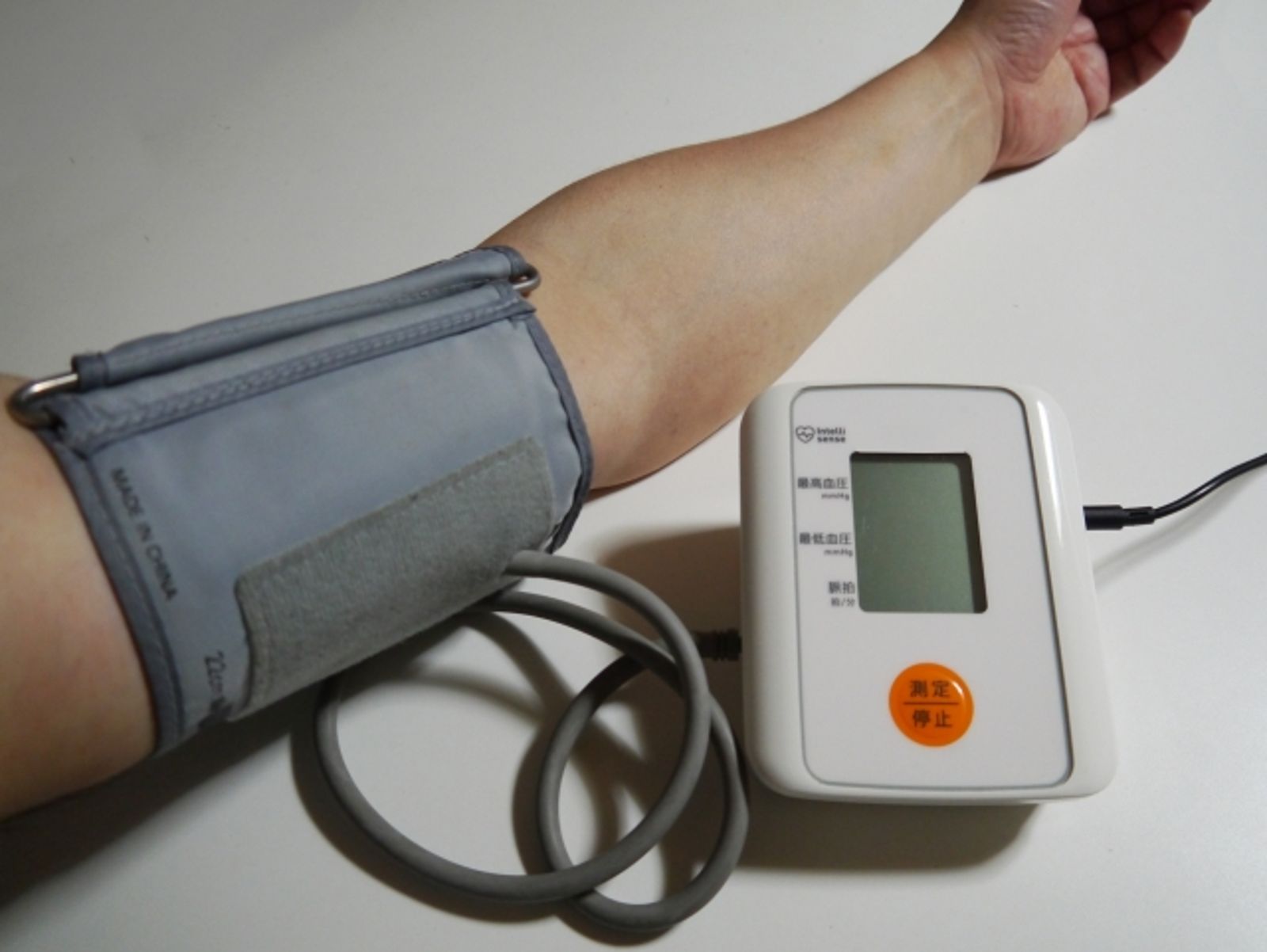 血壓越量越高嚇壞！藥師警告：別急著吞血壓藥，很多人都量錯了