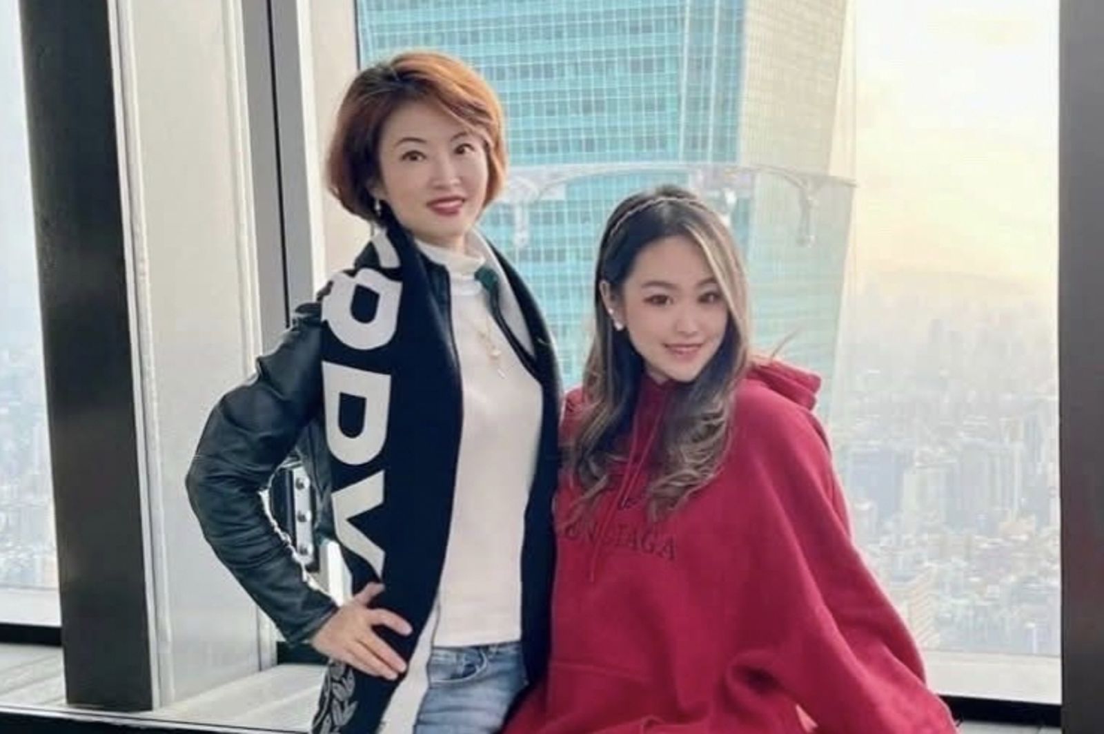吳中純(左)的女兒梅嬿翎(右)獨赴美留學突失聯,親友憂遭綁架急壞了。圖/翻攝吳中純臉書