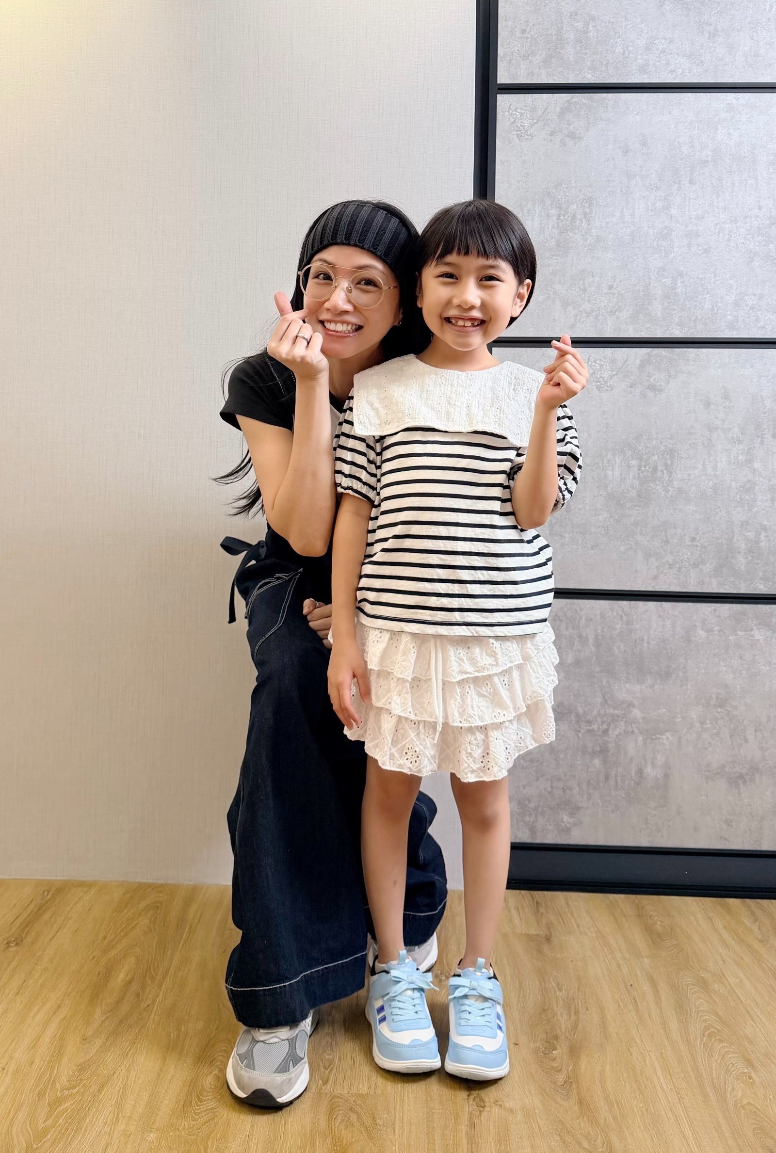 李千娜與紅豆妹唱跳〈心花開〉。寬宏藝術x環球音樂提供