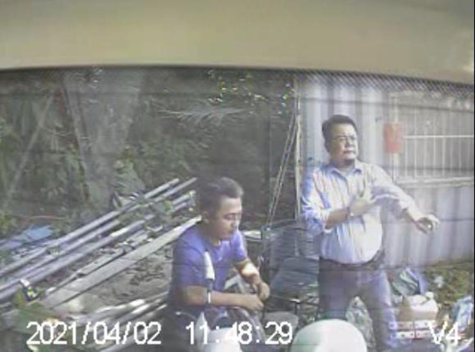 李義祥（左）與台鐵花蓮工務段施工主任熊德育在現場的畫面被救護車鏡頭拍下。翻攝畫面