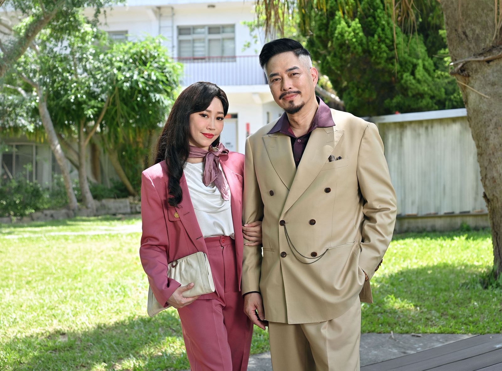 黃露瑤(左)和林健寰加入《寶島西米樂》演出。台視提供