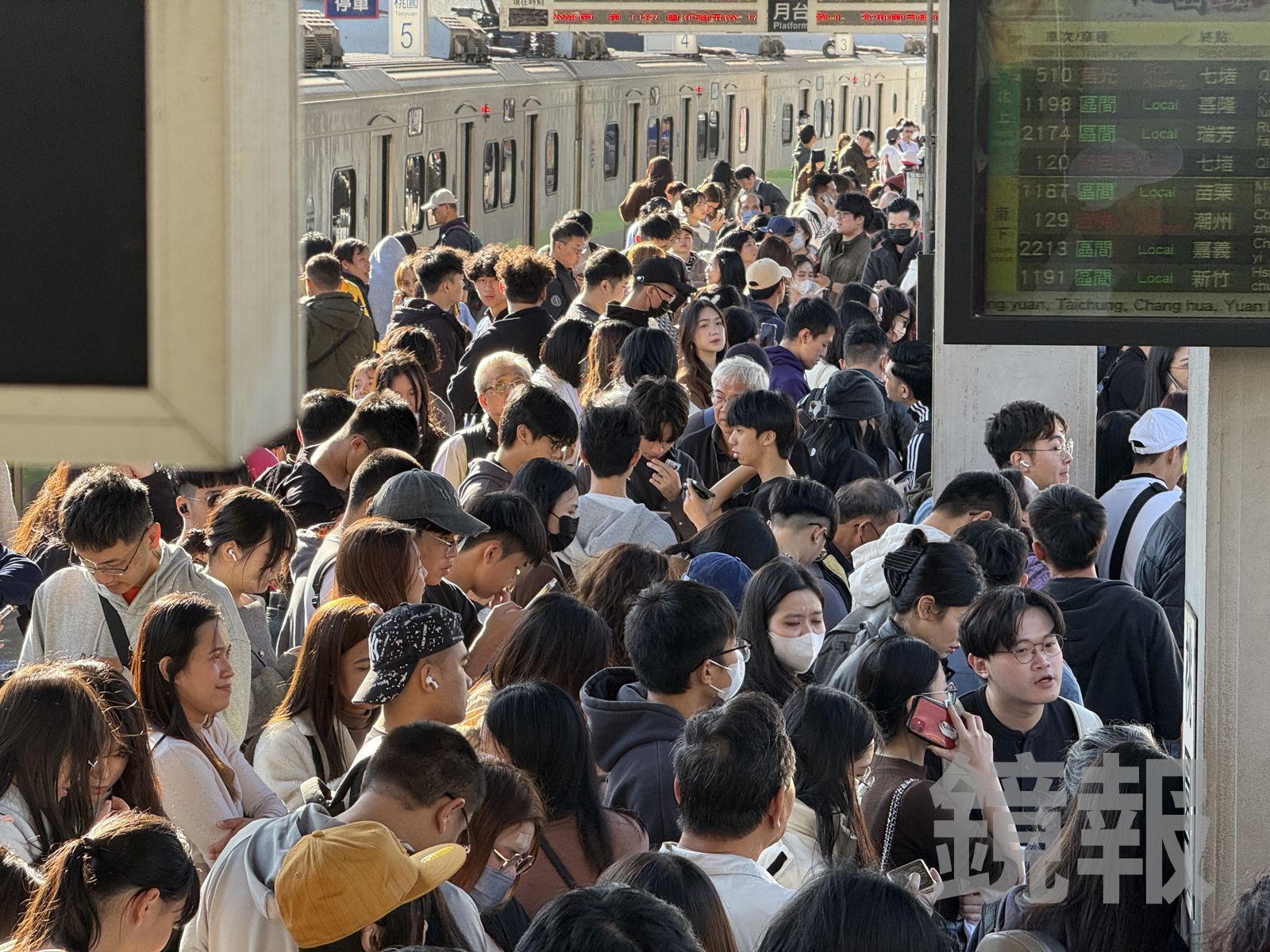 台鐵大誤點民眾擠爆月台。呂健豪攝