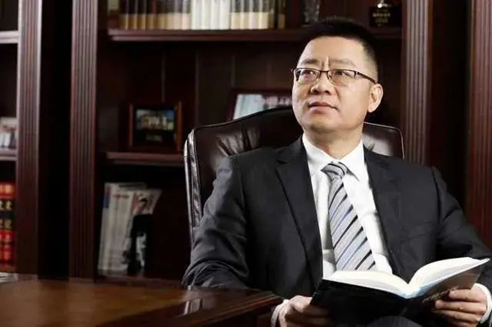 知名企業總裁墜樓身亡！3天前才公開出席活動…網瘋傳「公司鬥爭黑幕」警方急發聲