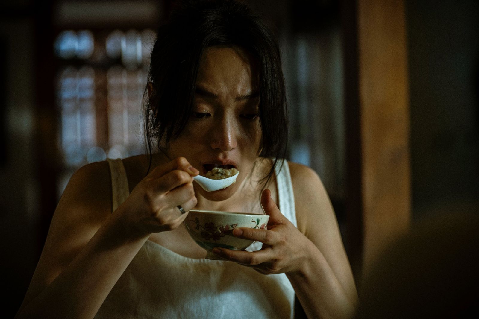 楊祐寧嚇爆!蔡思韵《泥娃娃》成魔化孕婦 血口猛吞內臟狂作嘔