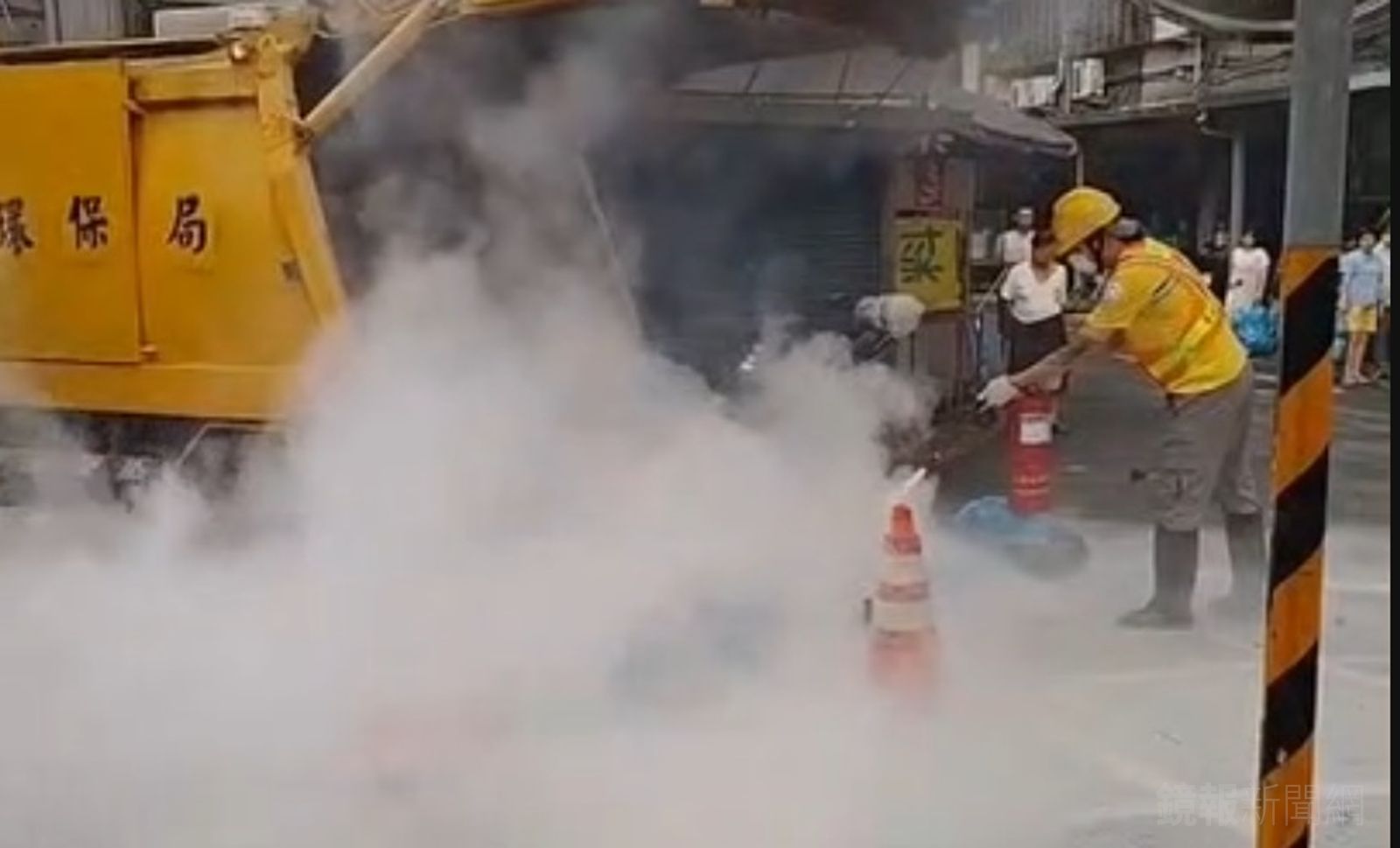 內湖垃圾車「爆炸」 網友:倒垃圾變炸寒單