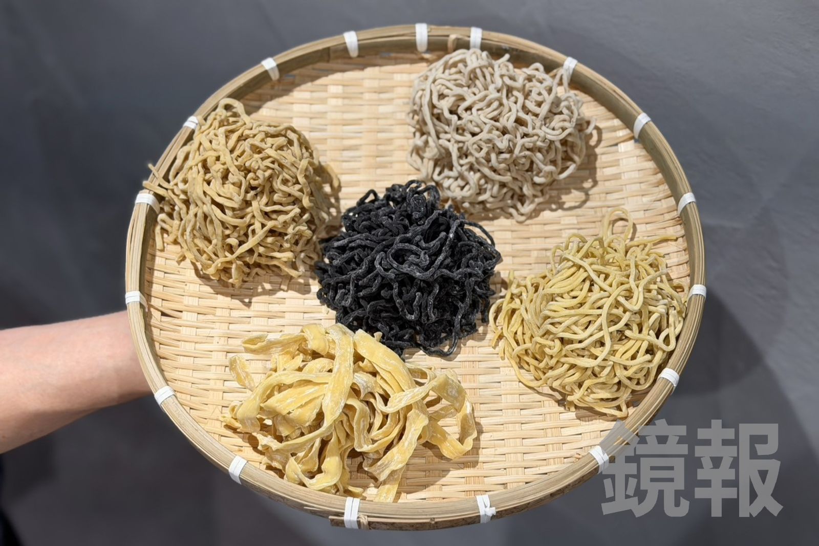 久時拌麵主廚王正岳用5種麵條和醬汁,做出風味、口感截然不同的乾拌麵。