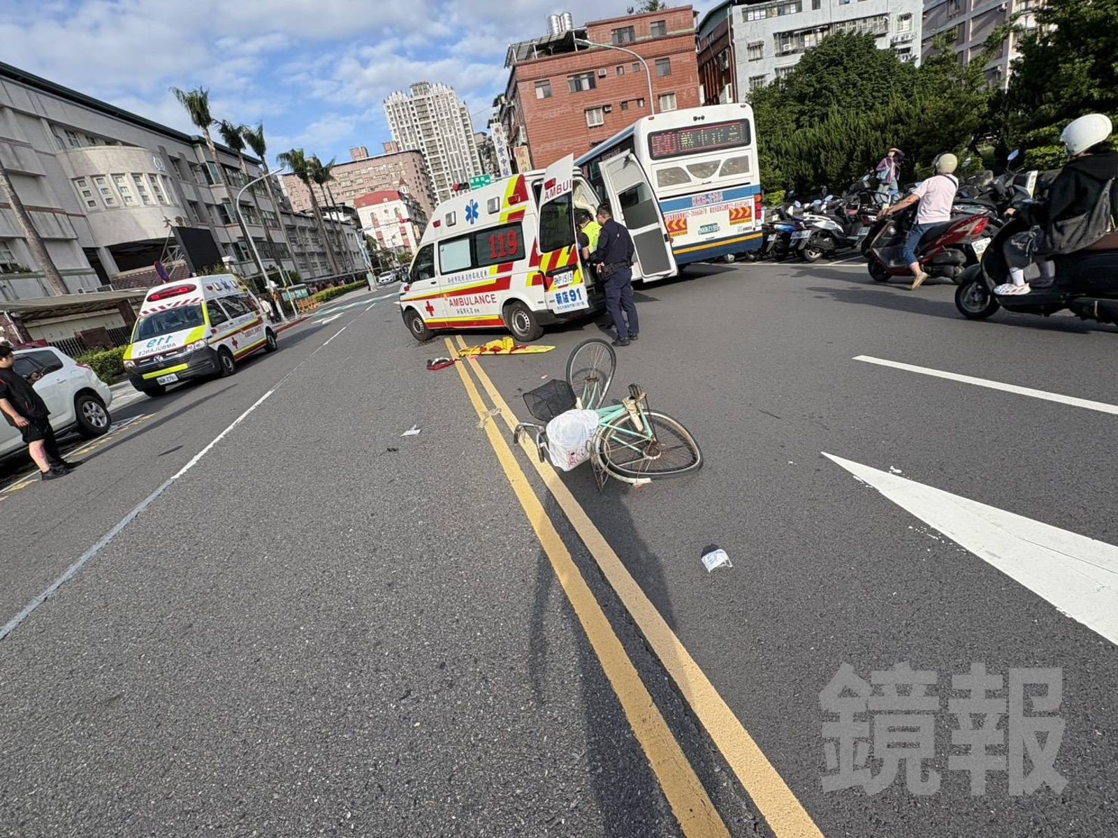 老翁自行車「鬼切」橫越馬路 機車「凍袂條」攔腰撞2人雙亡