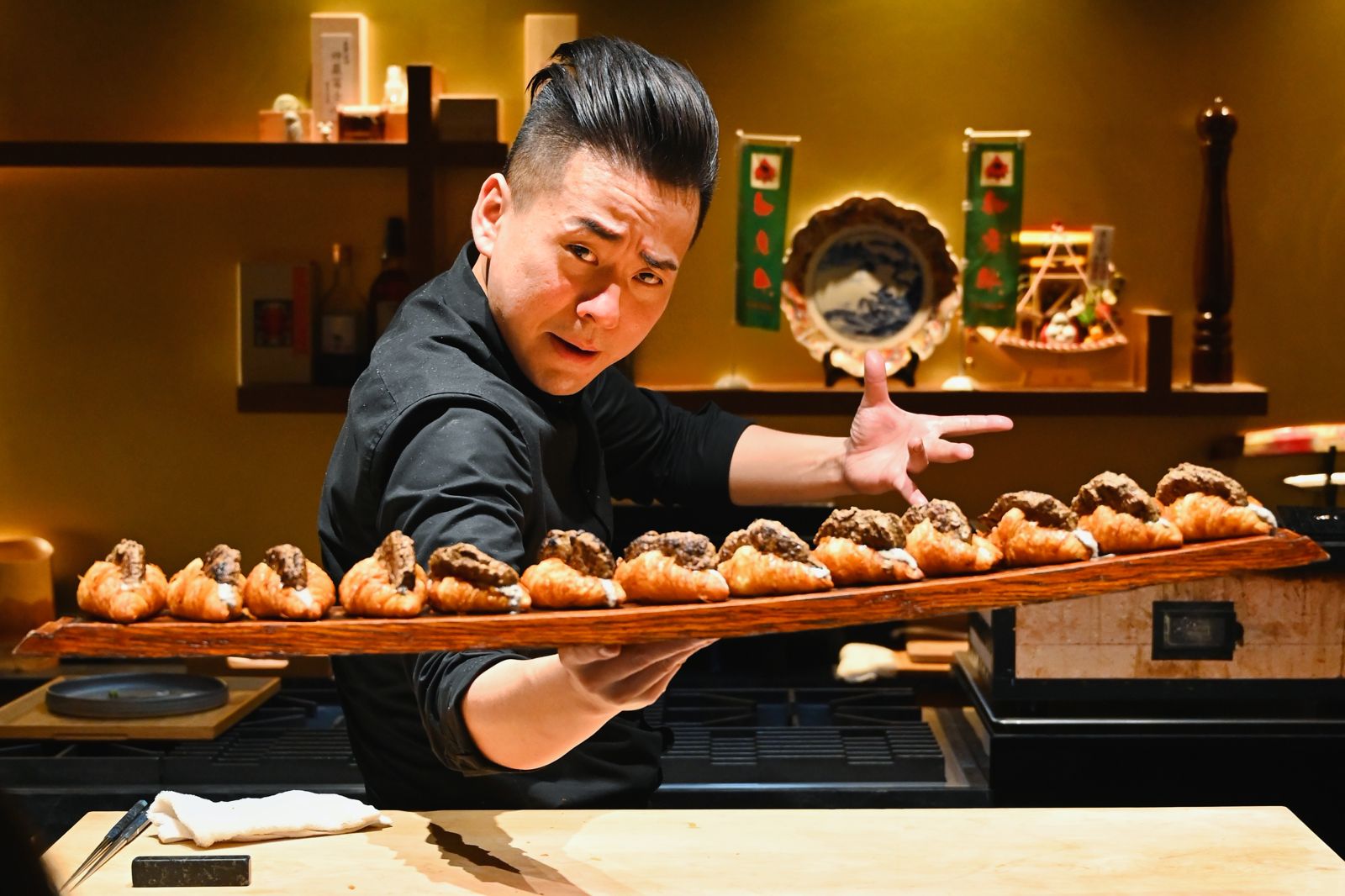 邊吃邊笑!台中「燒肉天皇」劇場式上菜秀給你滿滿情緒價值