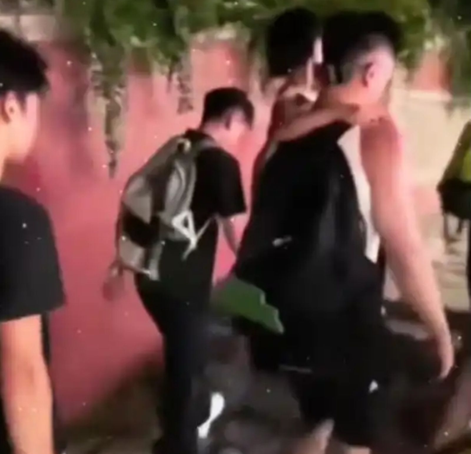 孩子全程都由陪爬員抱著。圖/微博