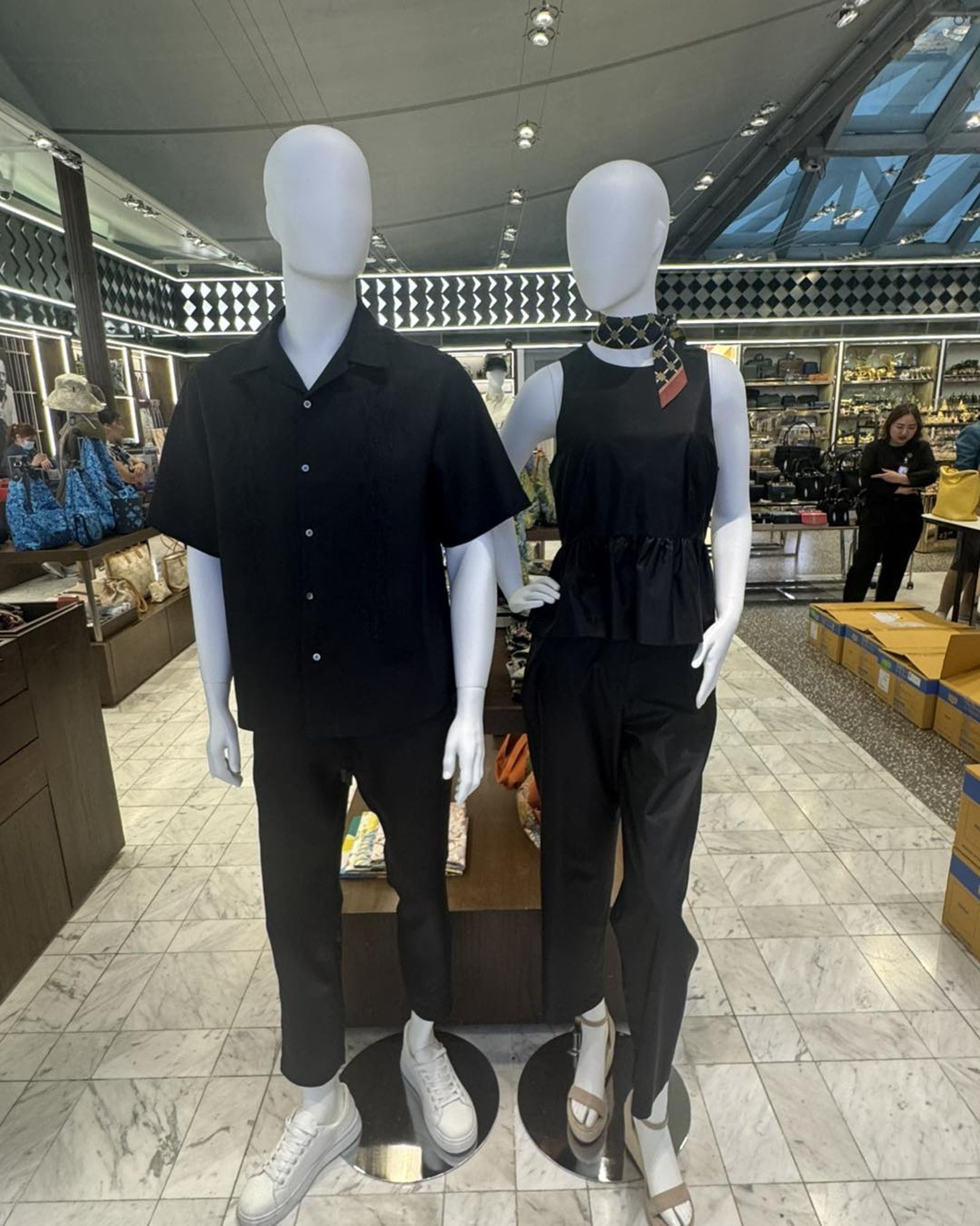 泰絲是用桑蠶絲為原料製成的傳統服裝,在皇太后逝世的第一天,某名牌即推出全黑套裝。圖/作者洪銘謙提供