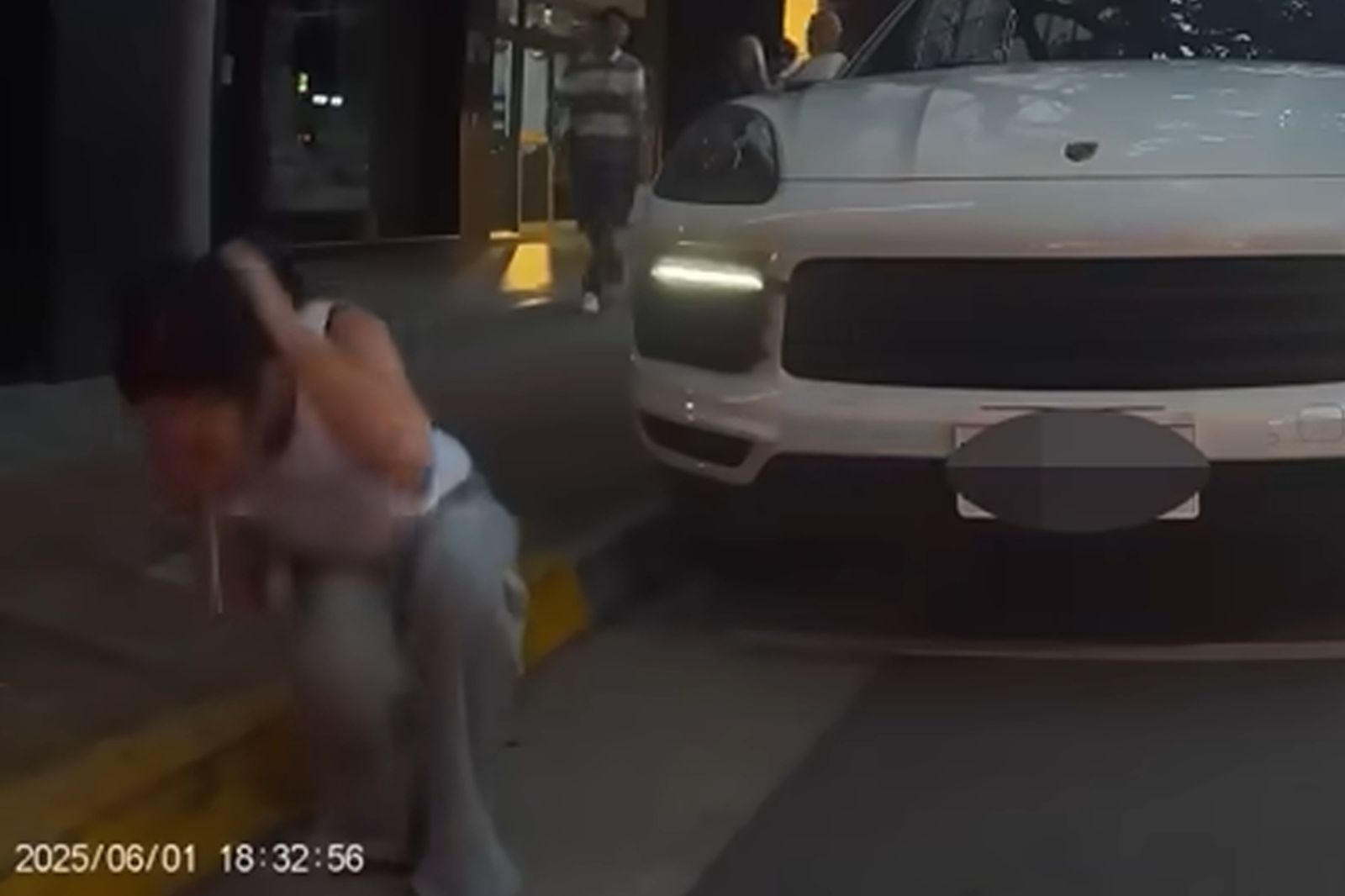 辣妹口中吐出一口「白色濃稠液體」。圖／YT@ WoWtchout - 地圖型行車影像分享平台