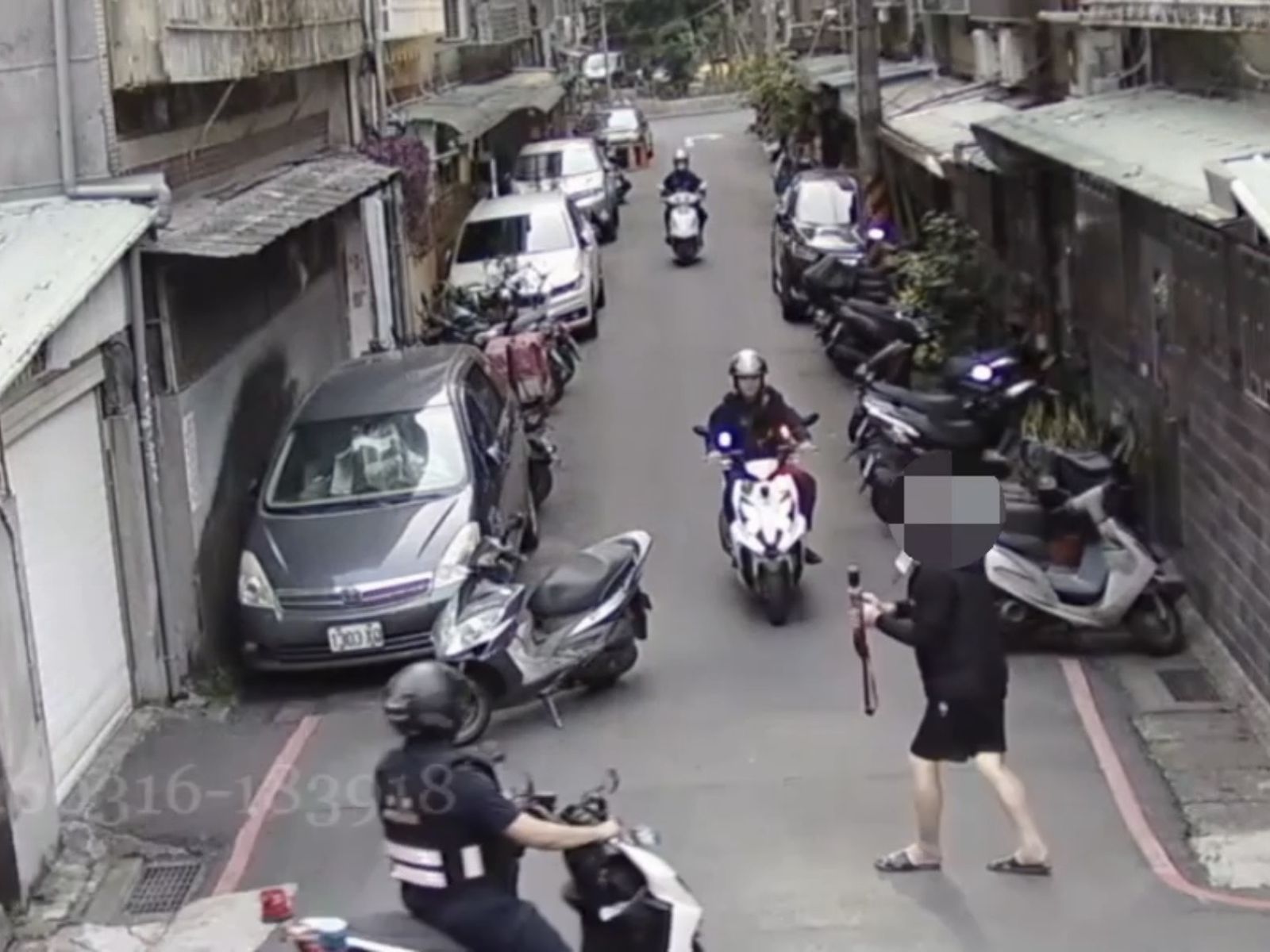 快打部隊獲報趕到現場，看到持槍的父親立刻將他包圍。翻攝畫面