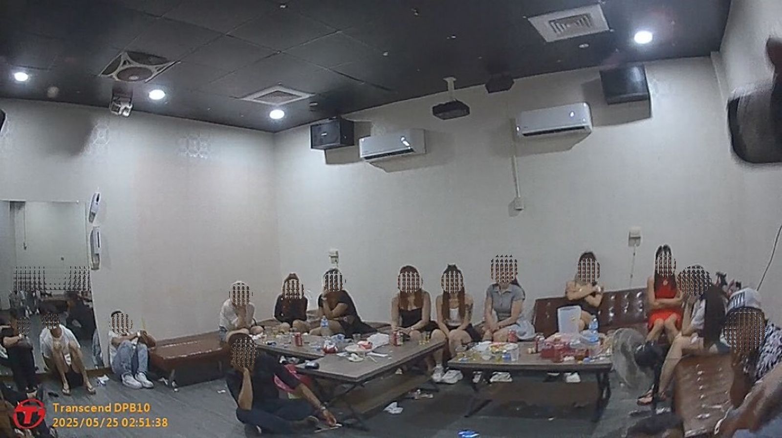 通通不許動！雄警夜襲販毒KTV「迷幻趴」　一舉逮捕54人