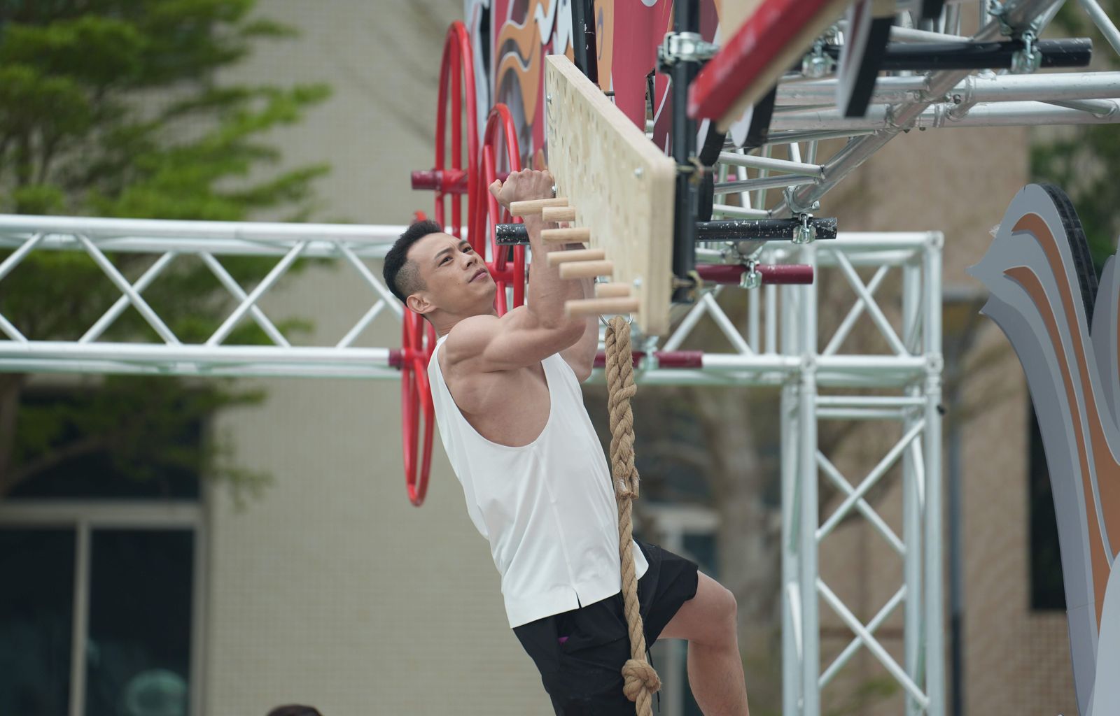 《全村的希望》打造體能關卡，徐乃麟歡迎大家報名挑戰。東森綜合台提供