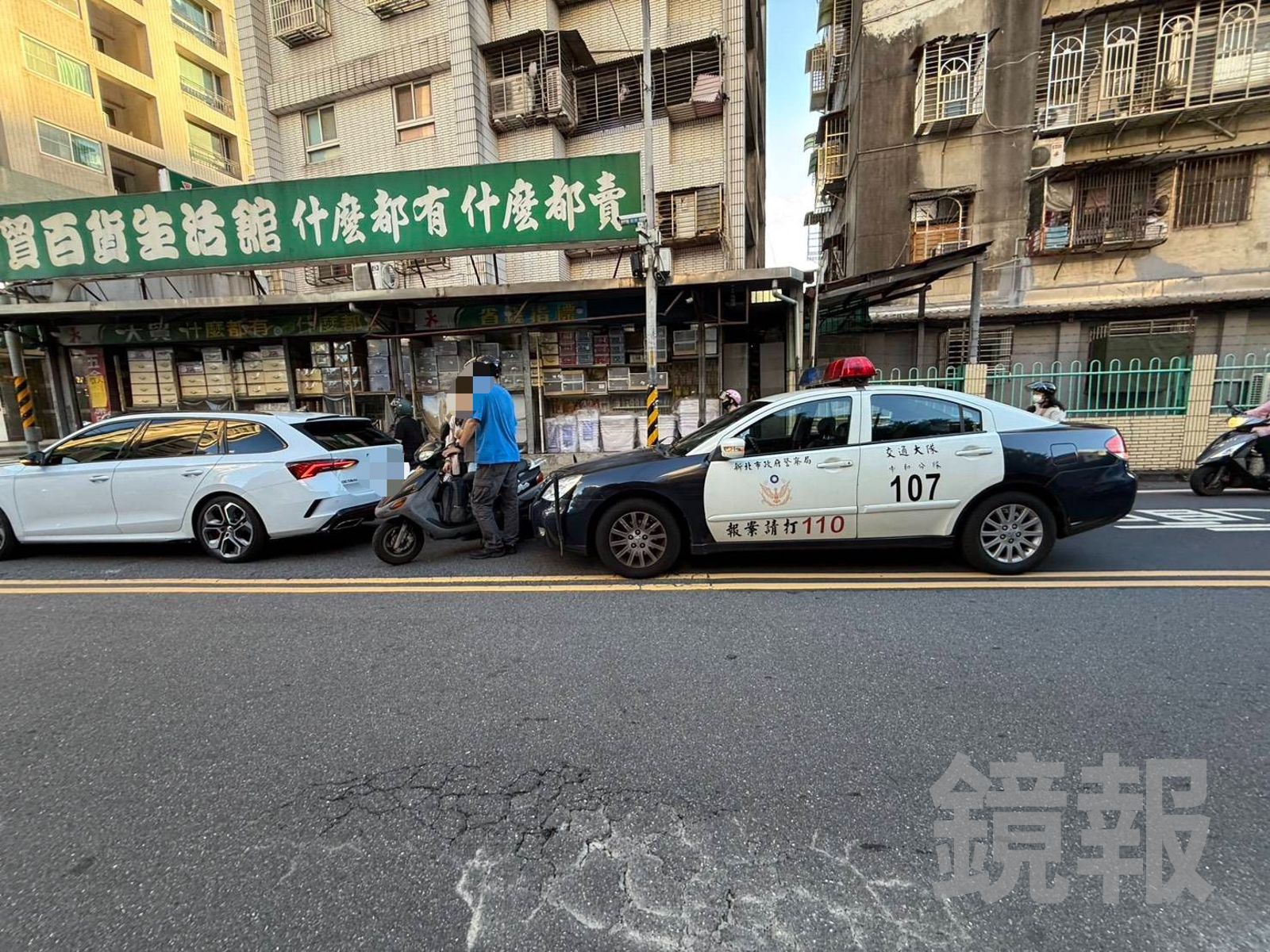 新北中和路口突發擦撞車禍警方秒到場　車禍對象竟是「他」