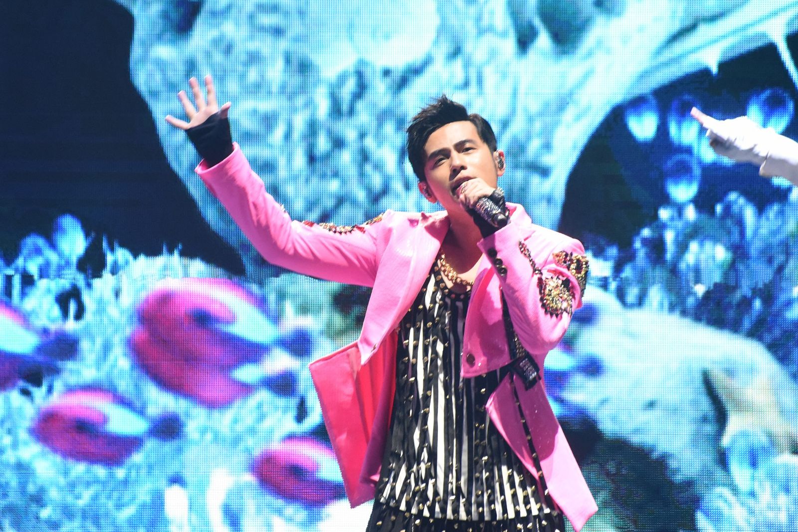 周杰倫2024年12月唱進大巨蛋,當時一票難求,有人在大巨蛋外面舉著一疊千元大鈔求票,還登上新聞。翻攝周杰倫臉書