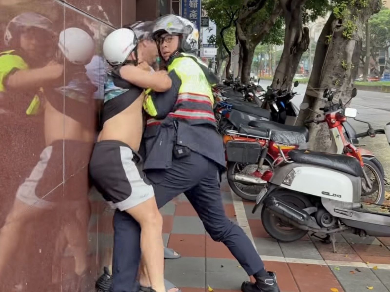 正義哥協助員警一同將嚴嫌壓制。翻攝Lisa_wangs Threads