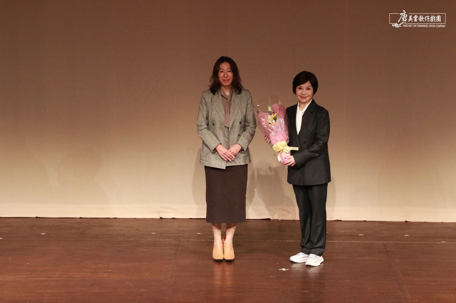 杉並區區長岸本聡子(左)致贈花束給唐美雲團長。圖/唐美雲歌仔戲團