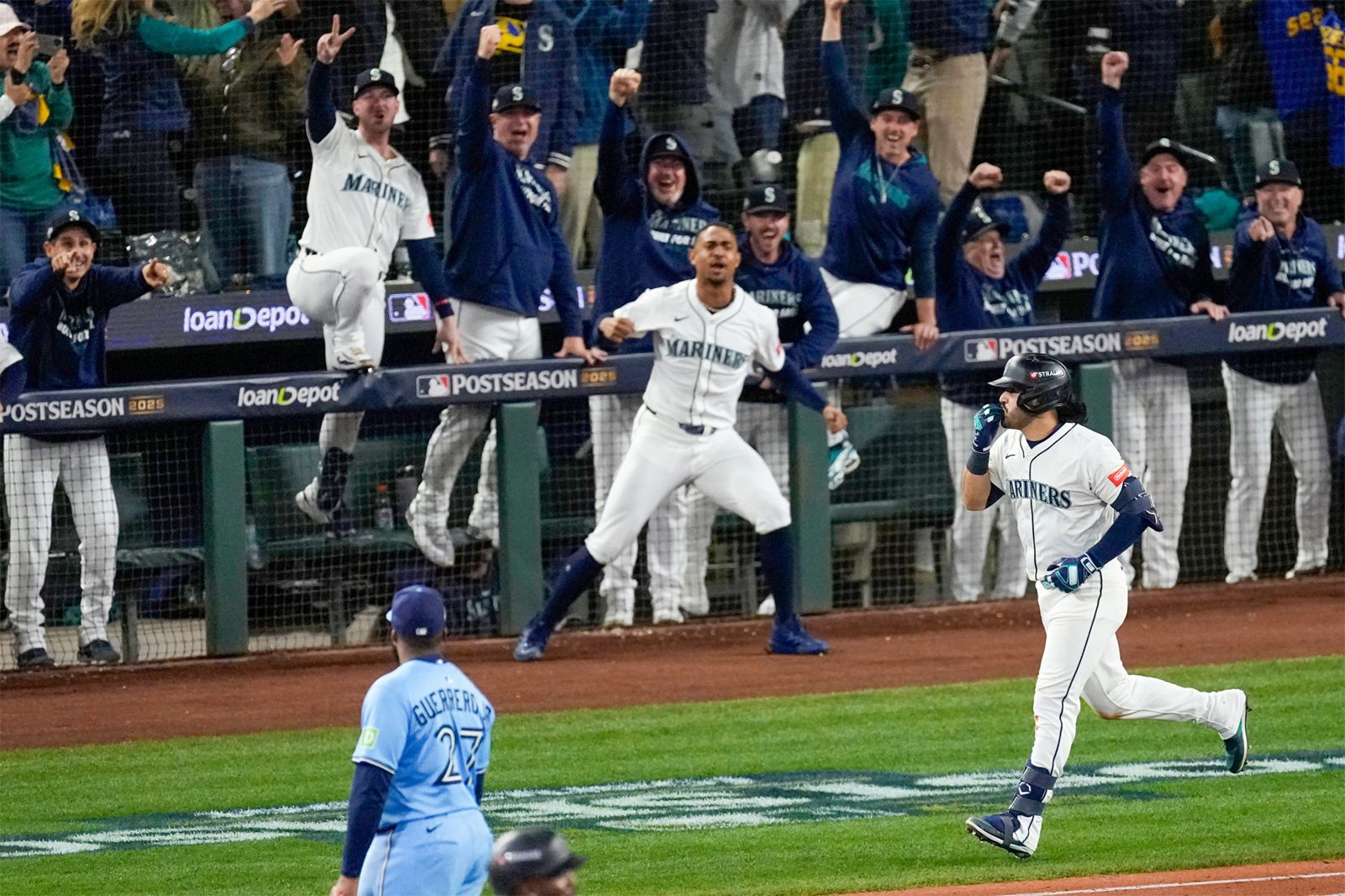 MLB/水手系列賽聽牌!總教練詭異調度險搞砸 Suarez英雄滿貫砲救贖