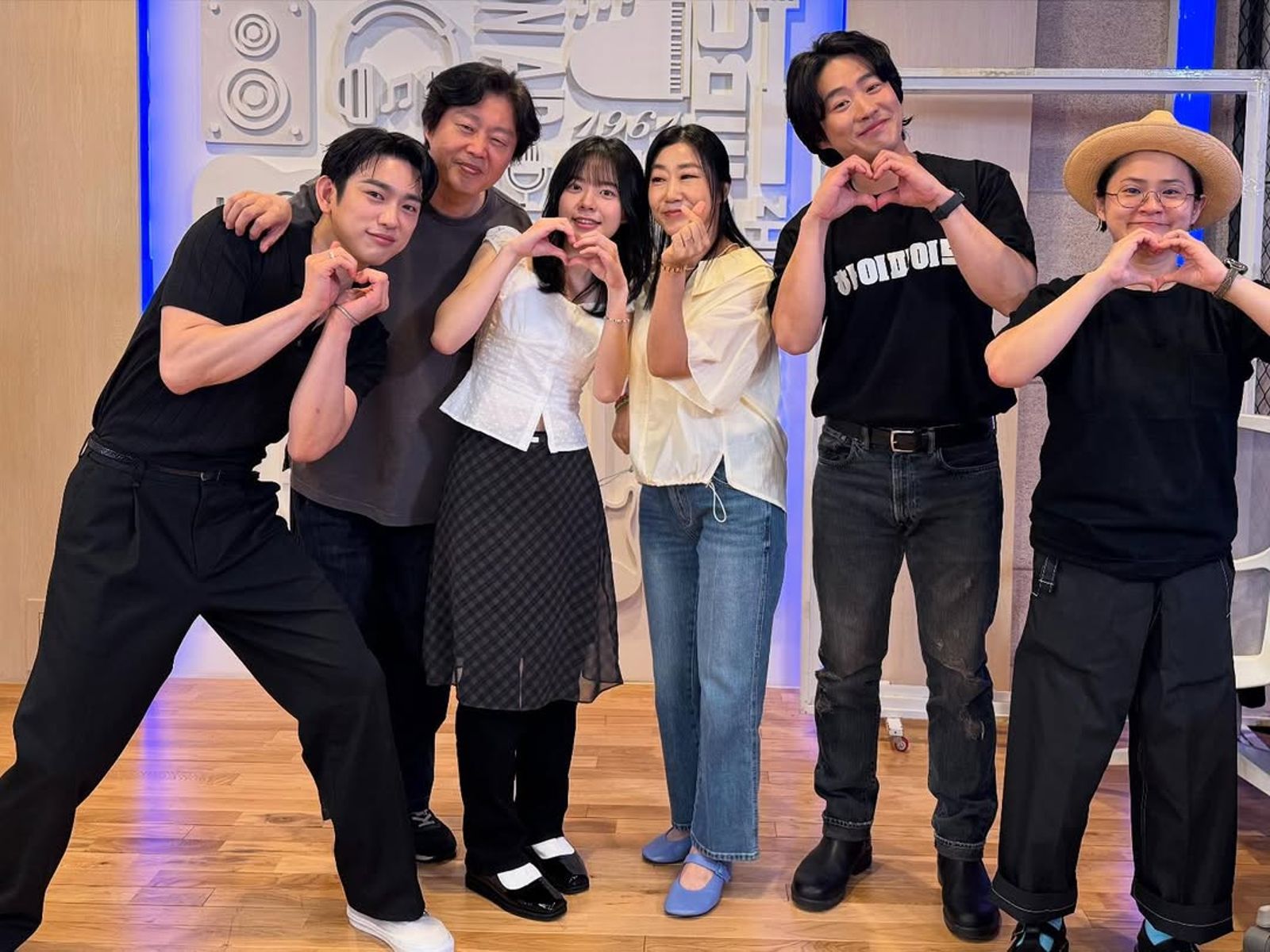 羅美蘭（左四）今到金信英（右）的電台節目打片，不藏私分享減重秘訣。翻攝IG@mbcradio12