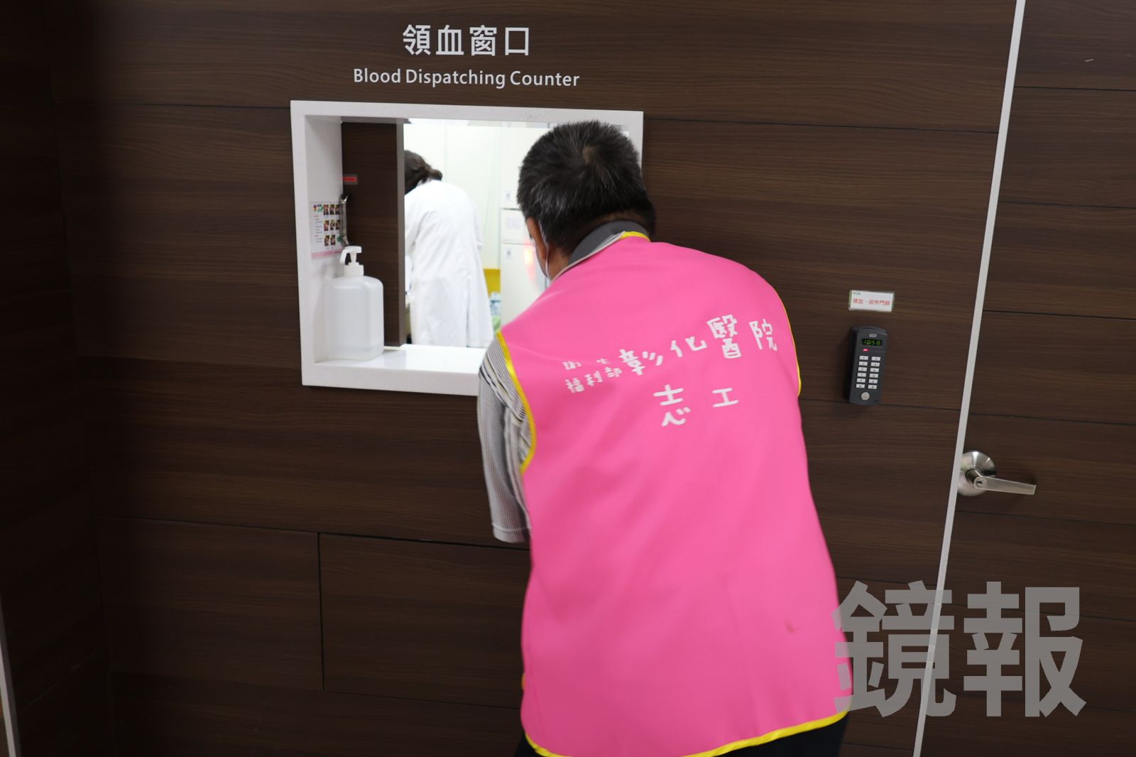 施男(粉紅背心者)愛女驟逝後，他選擇在醫院急診擔任志工，協助推床、送檢體、急診相關事務，化悲痛為力量，用一己之力協助更多人。彰化醫院提供