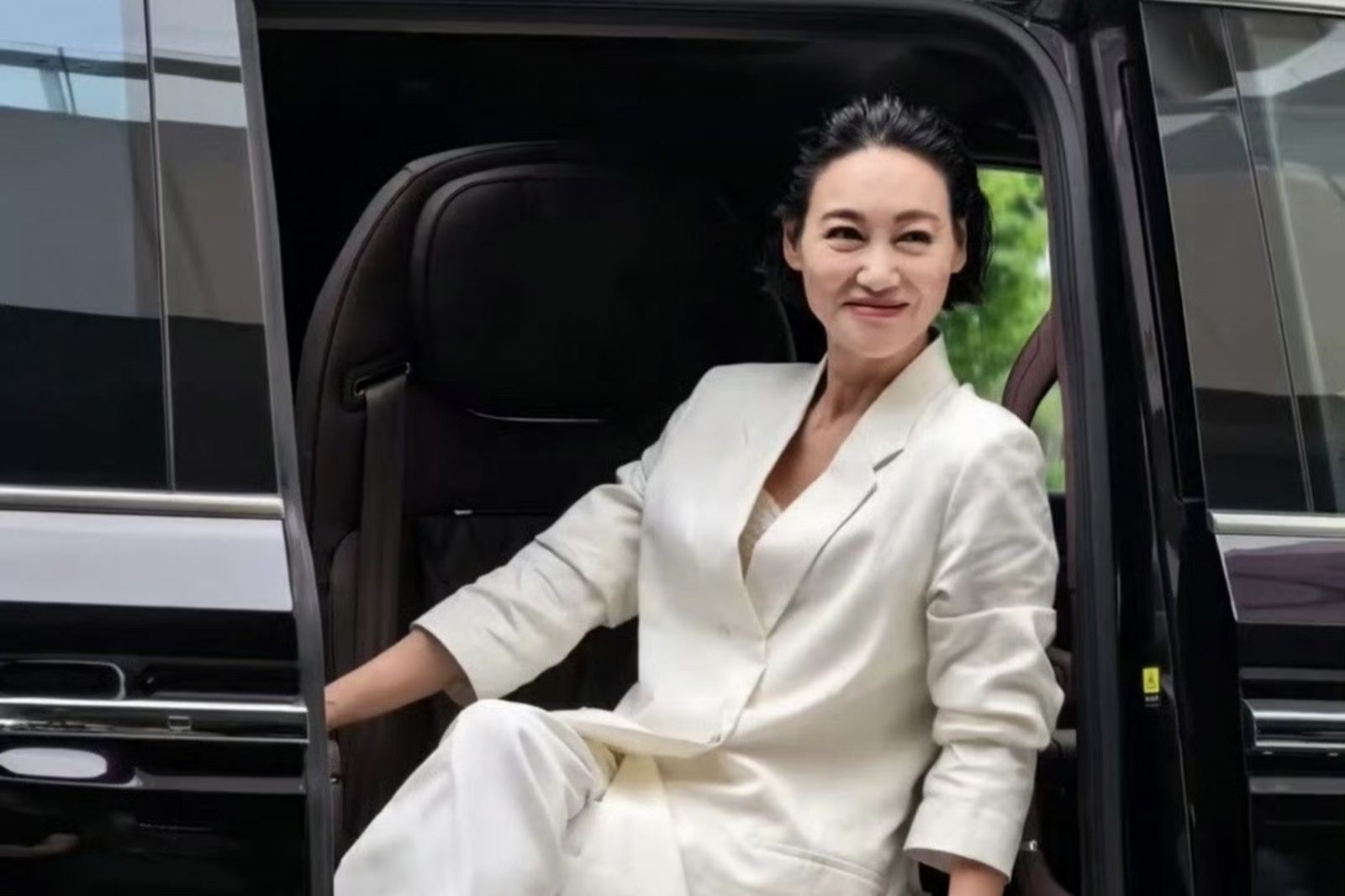 66歲惠英紅驚傳巴黎遇劫!塞車途中「歹徒突砸窗搶包」 疑從機場就被盯上