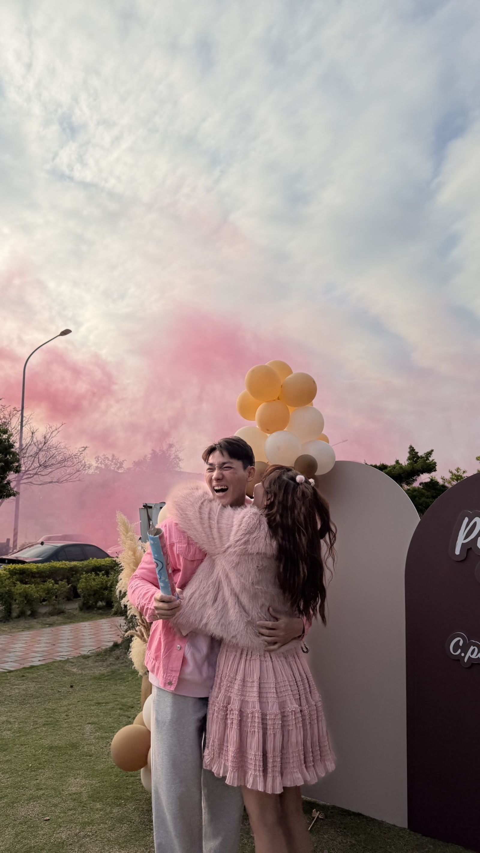 陳晨威、啾啾舉辦性別趴,粉色煙霧揭曉寶寶是女兒。Julia提供