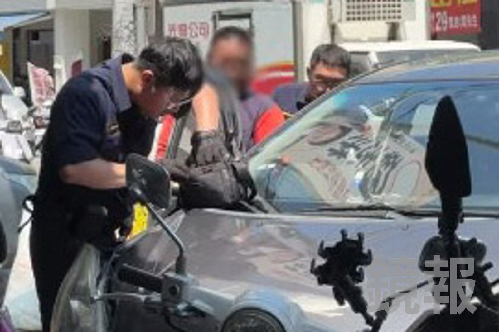警方將肇事男子上銬逮捕。圖/畫面授權threads 88_1o26