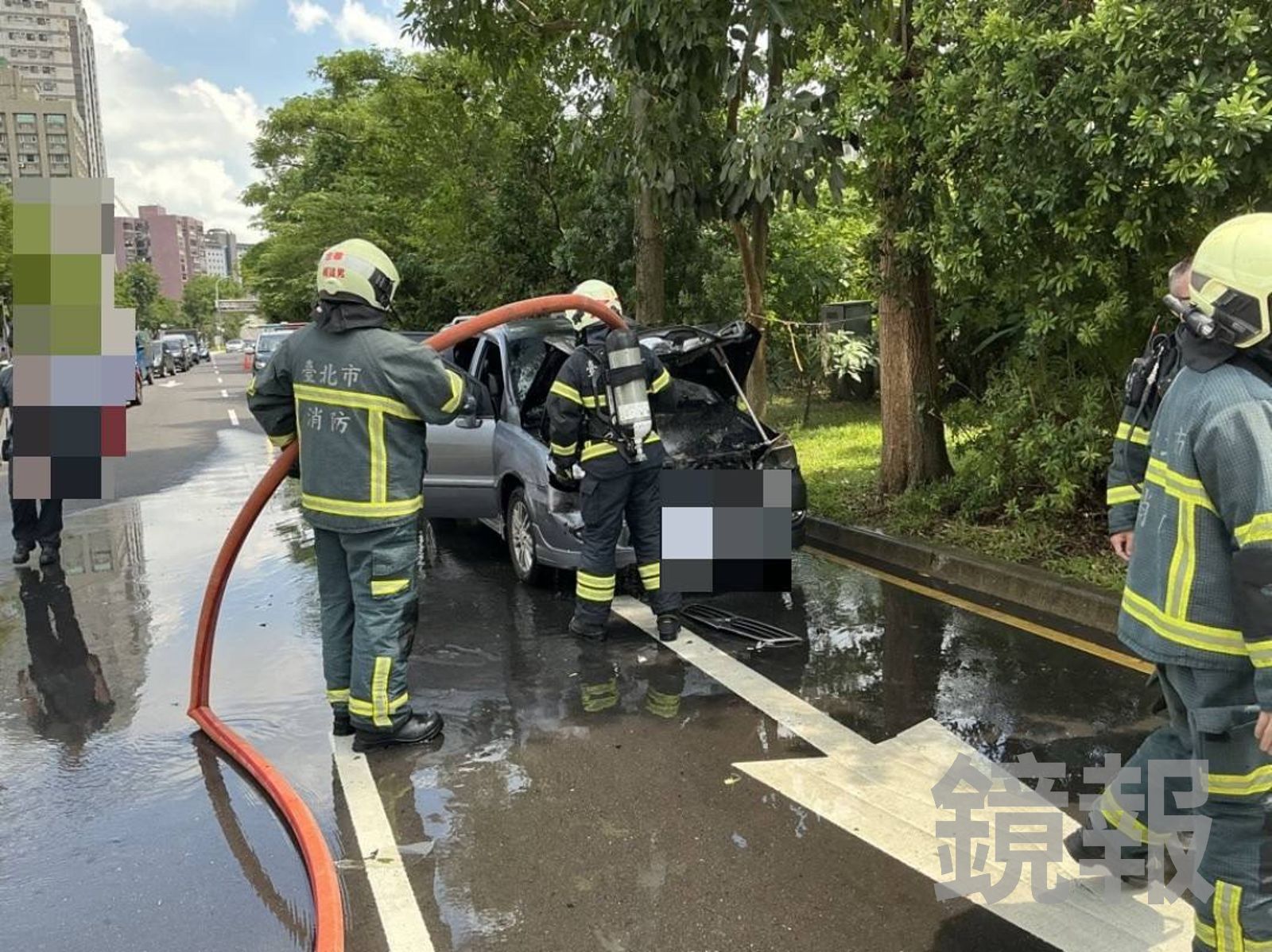 追撞片／台電大樓捷運站旁突傳爆炸聲　小客恍神追撞釀火燒車