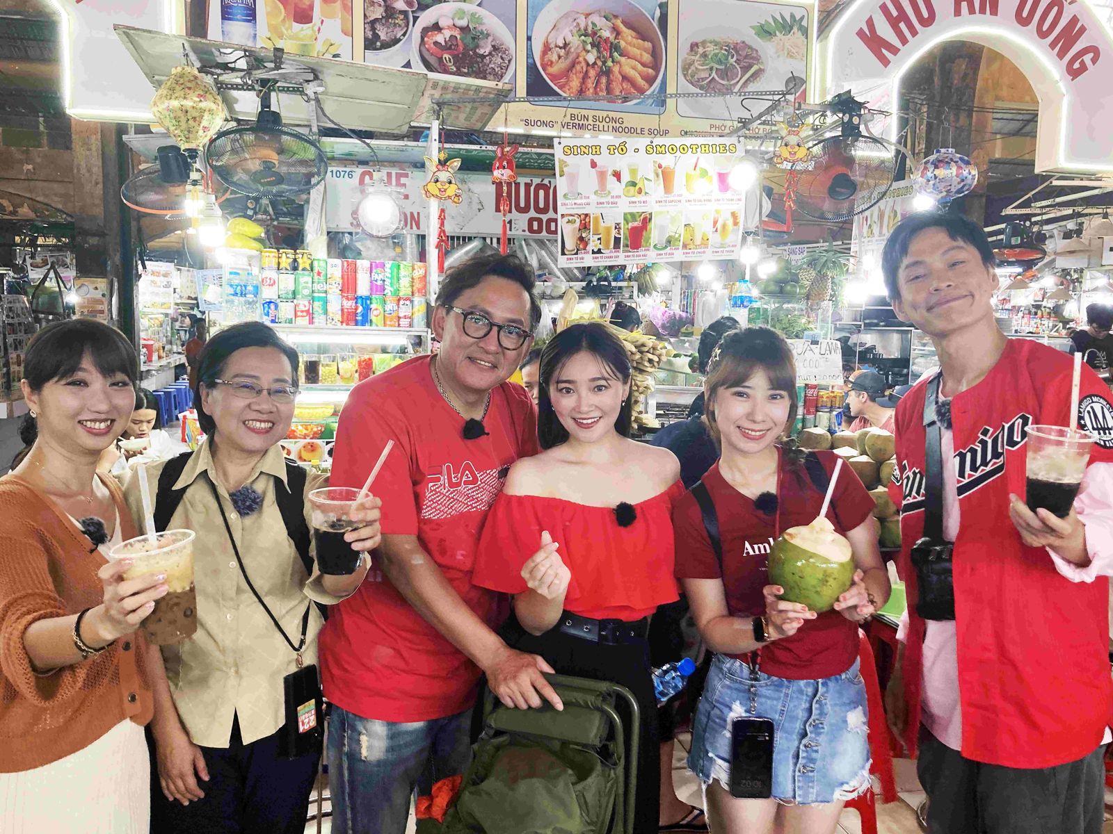 左起Elly、台語老師、詹姆士、張文綺、陳怡婷、黃鐙輝大逛濱城市場。公視台語台提供