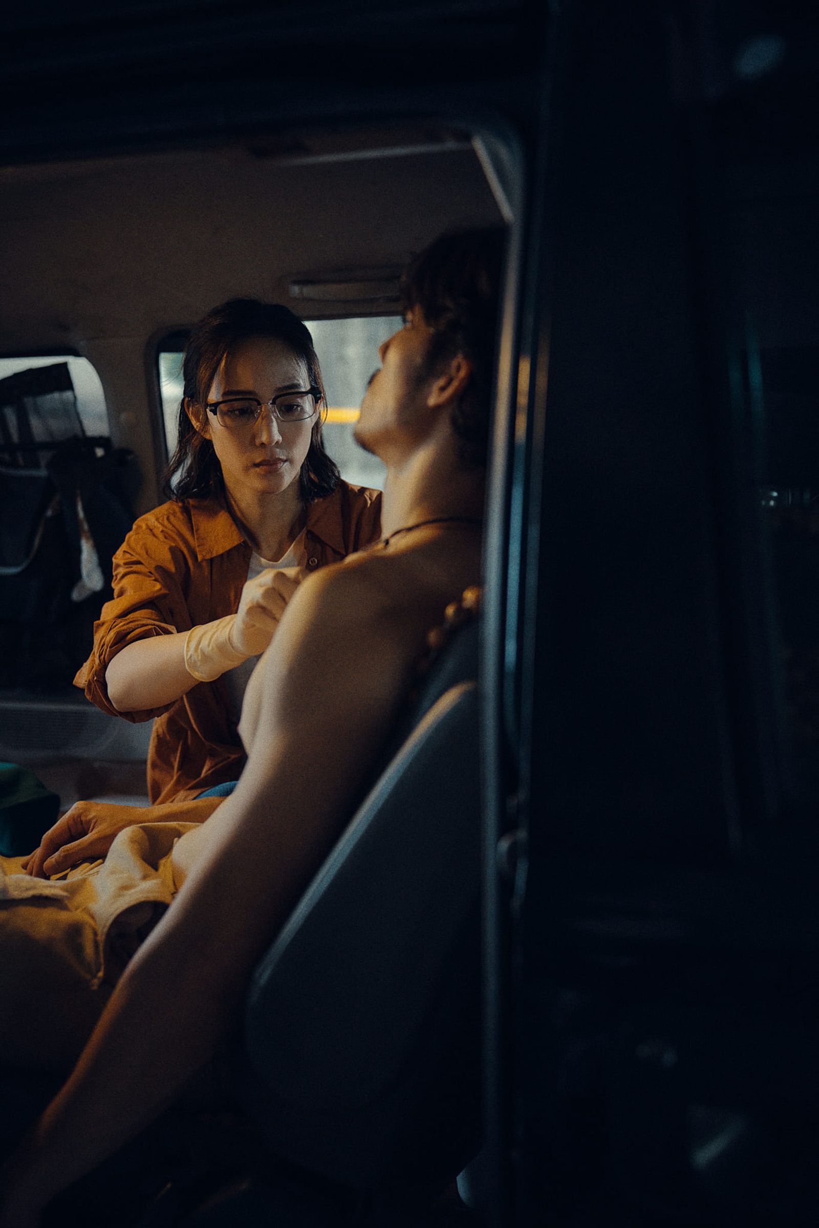 《化外之醫》本周迎大結局！連炳發落水失聯　張鈞𡩋聞船上槍響超震撼