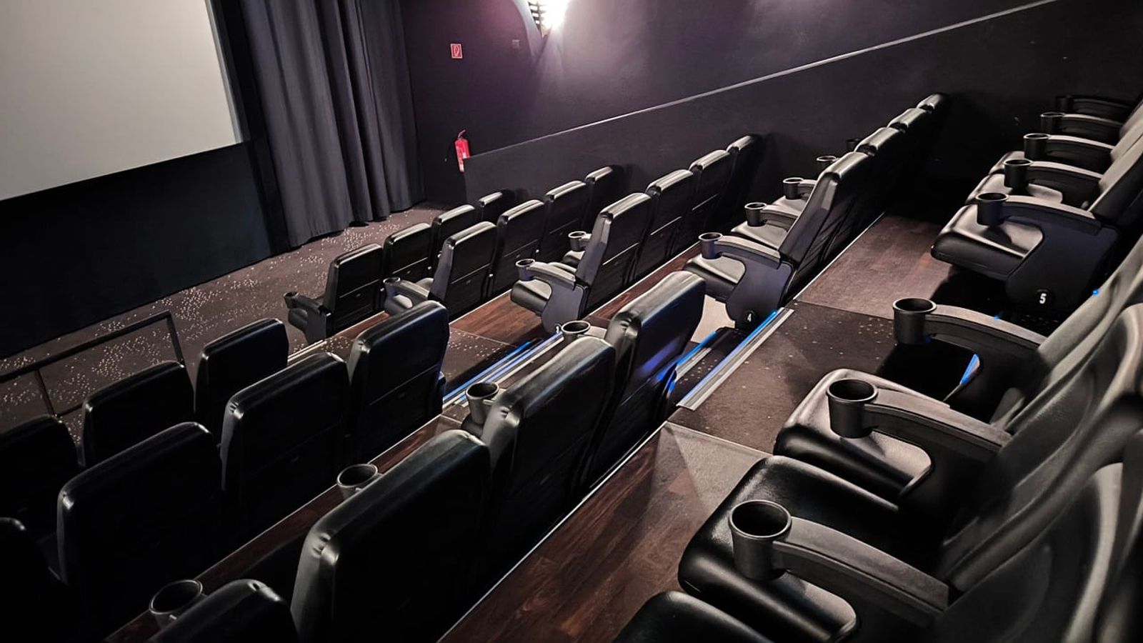 台中2少女看電影「遭暴力男拖出座位狂踹」打到腦震蕩!家長怒揭始末:有夠夭壽