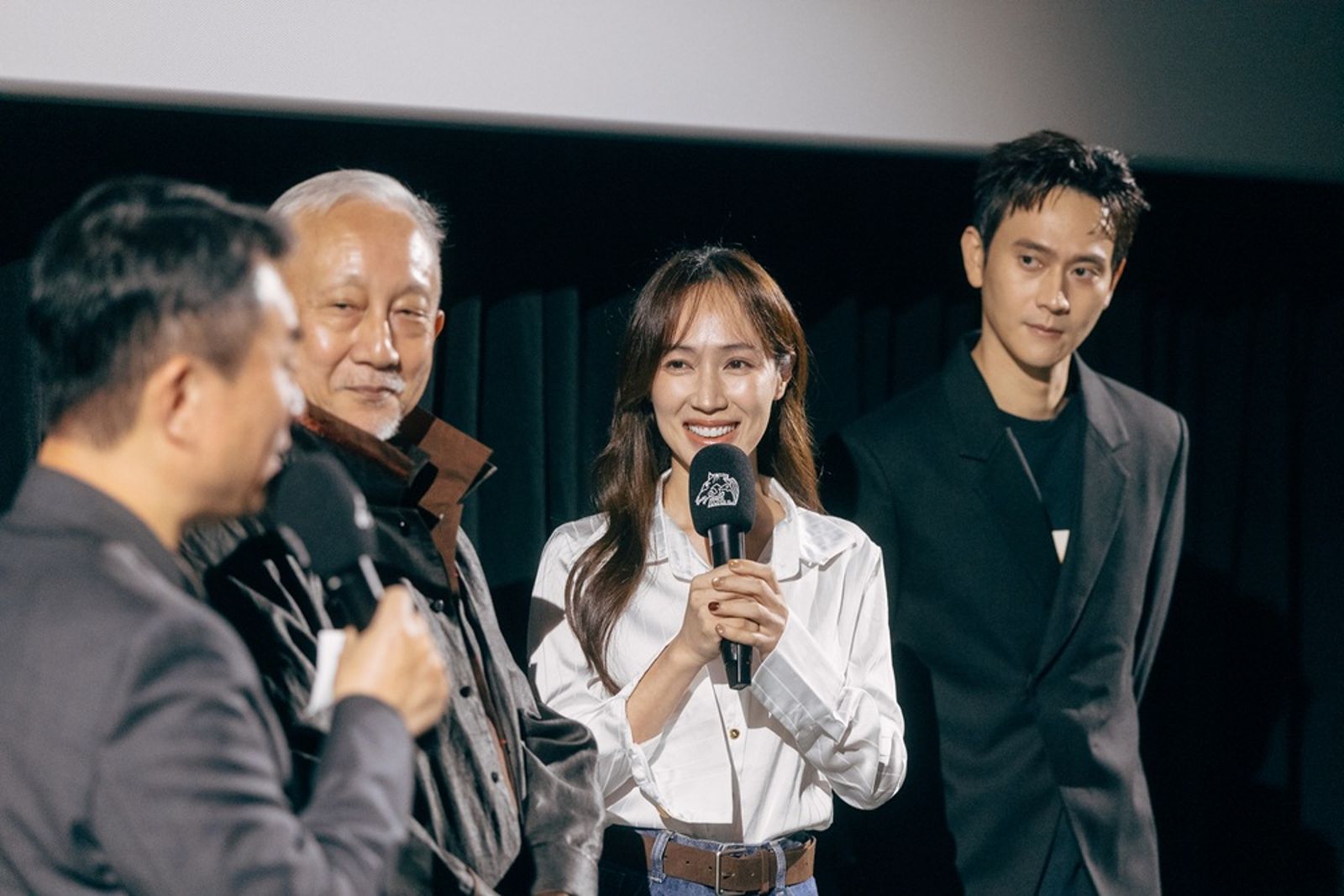 《丟包阿公到我家》金馬映後,左起主持人聞天祥、演員張曉雄、小薰、劉冠廷。客家公共傳播基金會提供