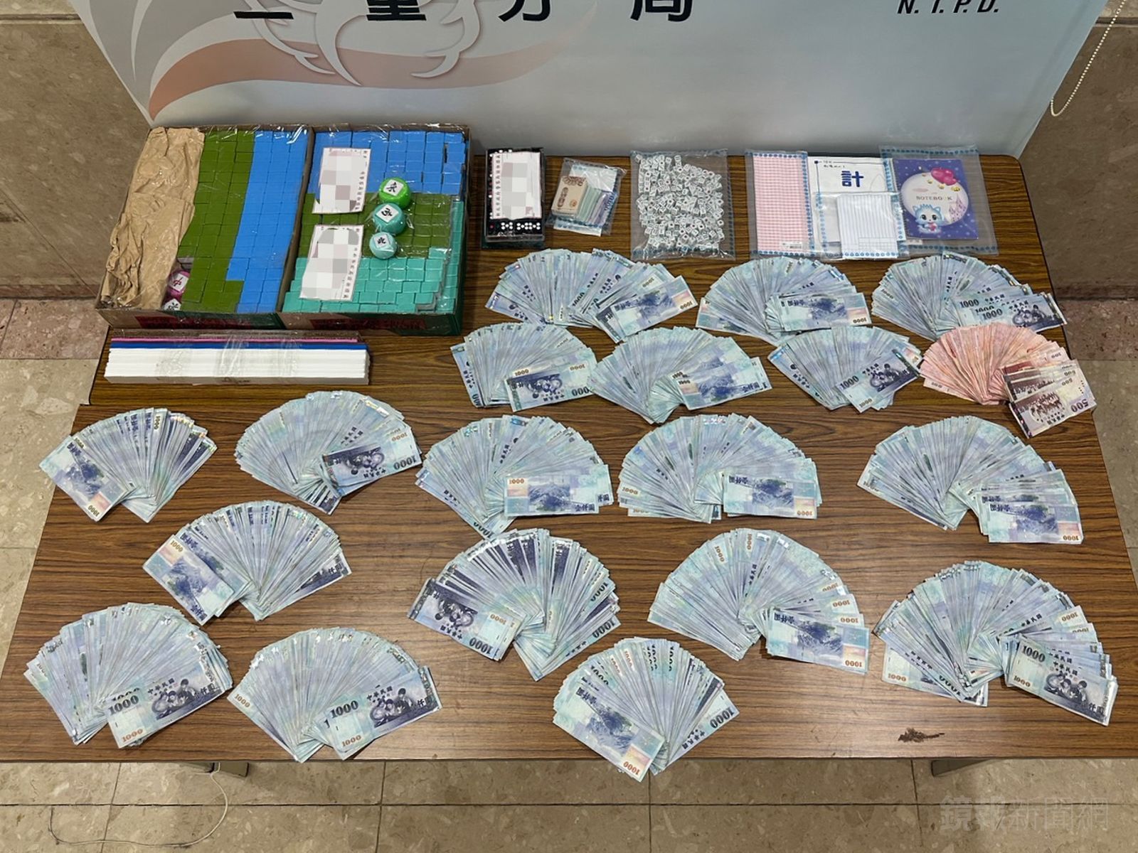 影／警察節大禮包　三重警破職業賭場逮50人扣百萬賭資