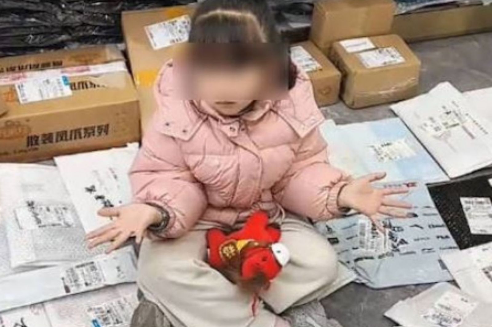 嫌寒假太無聊！6歲女童遭「無情投餵」作業山...崩潰表情笑翻全網