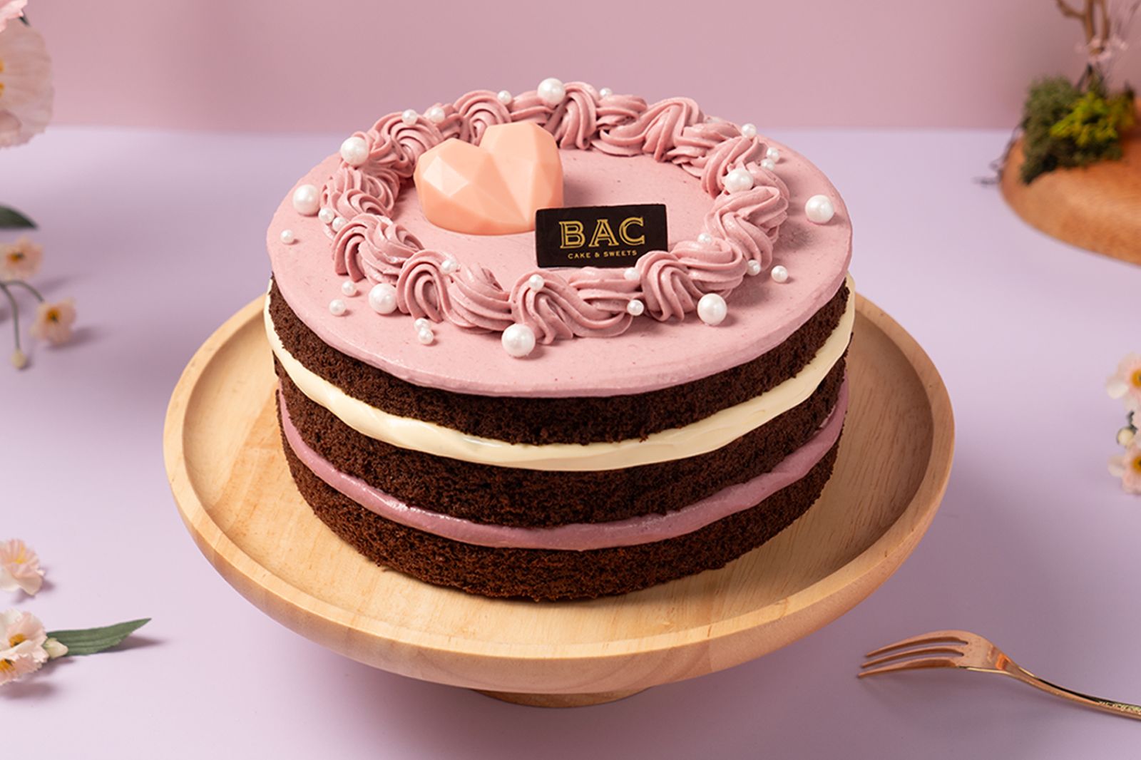 4月30日前訂購「紅心皇后莓果蛋糕」，有早鳥優惠折扣100元。（1,090元／顆，BAC供圖）