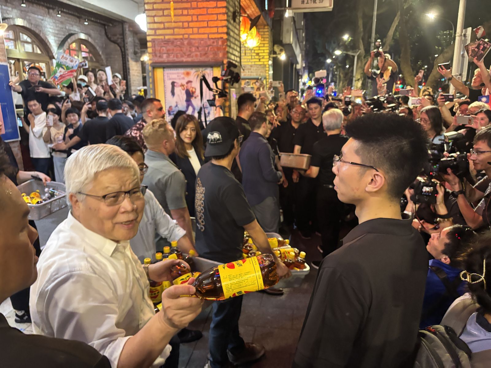 台積電魏哲家兆元宴發飲料手速快!開玩笑道:速度跟做晶片一樣快