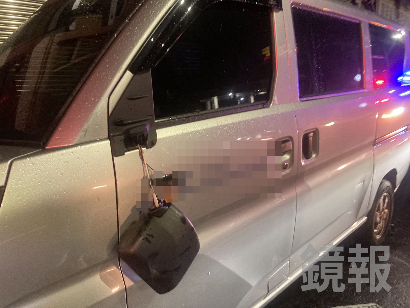 停在路邊的車輛被波及,後照鏡斷裂脫落。民眾提供