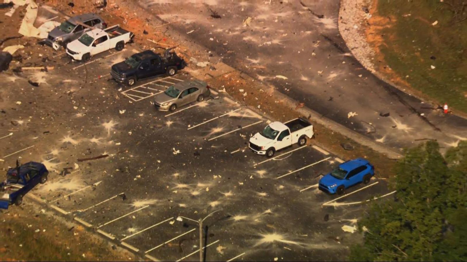 現場都是建築爆炸後的殘骸,僅有一些停車場的車子還看得出原貌。圖/翻攝自X