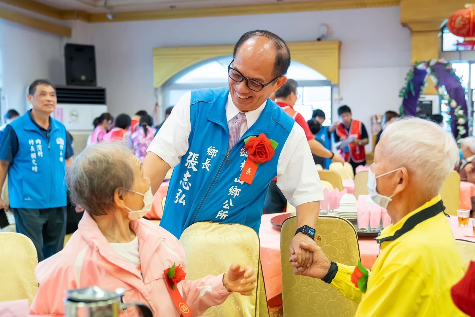 新竹縣橫山鄉長張志弘涉嫌將公務車挪為私用,還被指控替屬意的特定參選人賄選,檢察官訊問後諭知當庭逮捕,22日向地方法院聲請羈押禁見。圖/翻攝fb張志弘