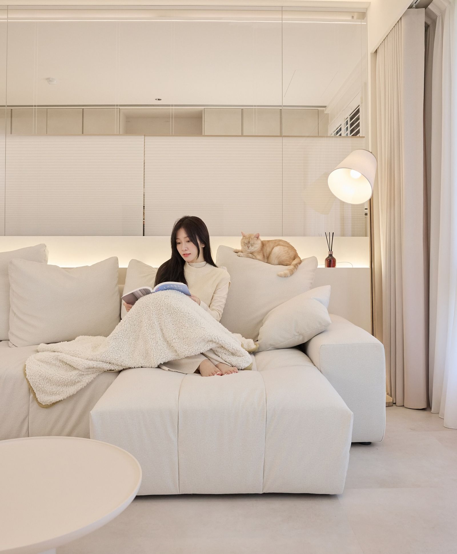 篠崎泫最近曬出內湖購買新家，是一個充滿奶茶色的網美宅。翻攝篠崎泫IG