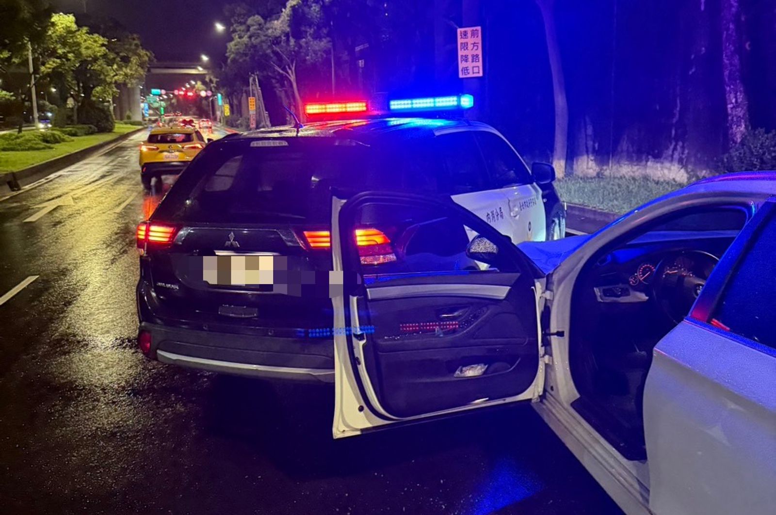 光復連假酒駕路中央睡翻天 北市男被叫醒「先撞警車」慘了