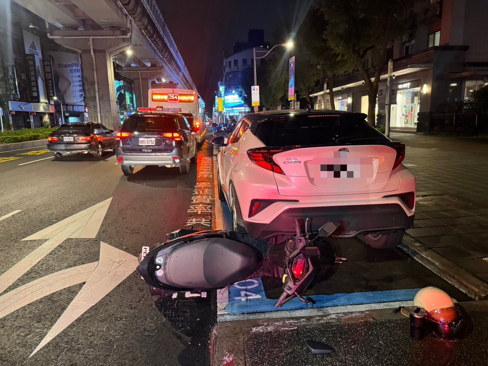 沿著人行道路緣直直衝！慘變「碰碰車」　騎士手骨折
