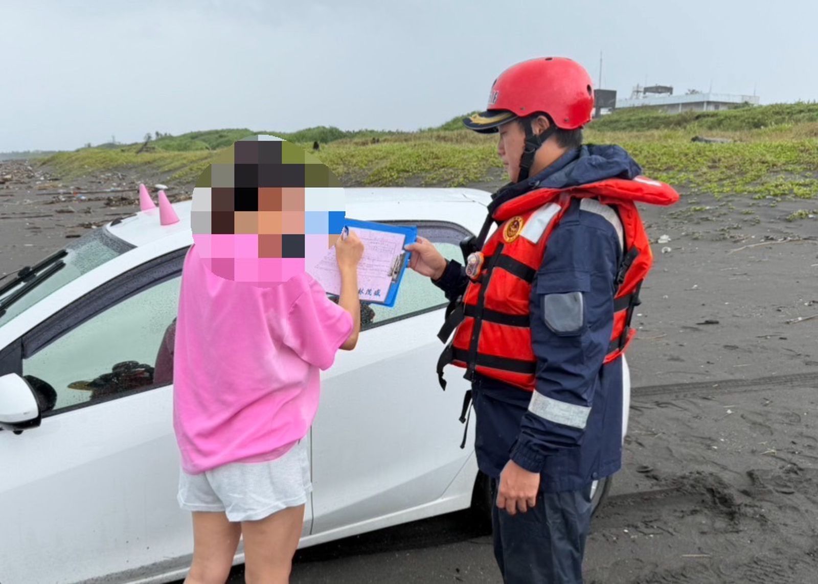 無視颱風警戒令!海巡連2天開罰19人 失聯移工混入觀浪人潮遭查獲收容