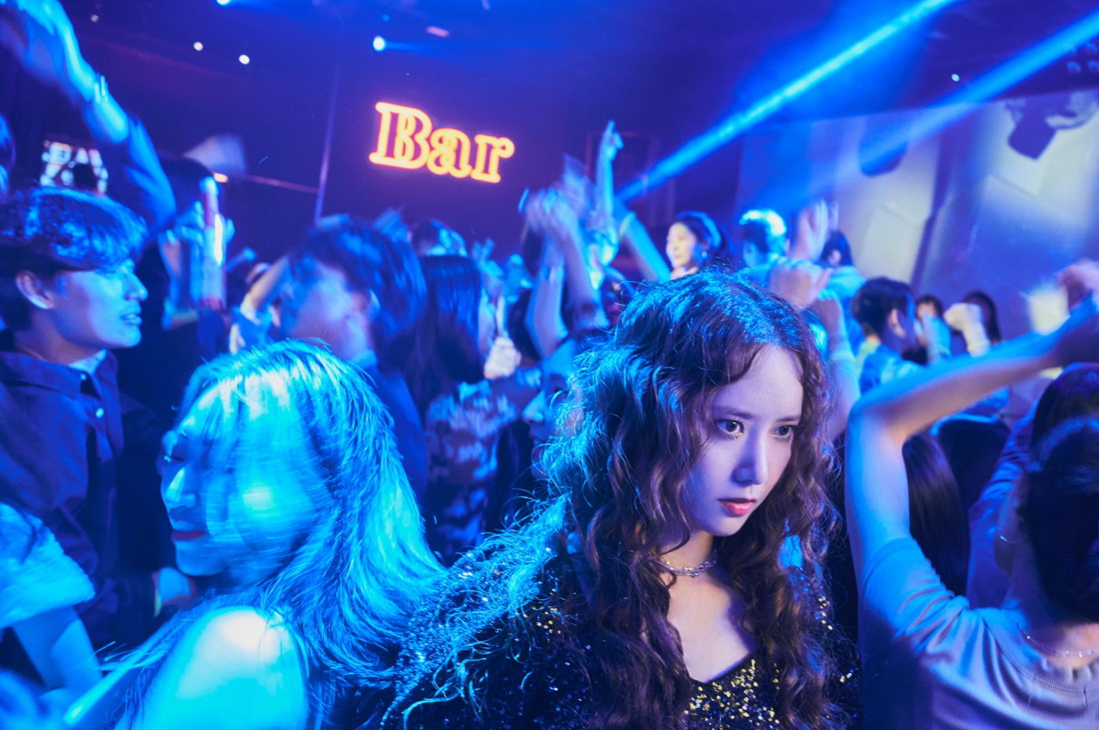 潤娥不顧形象扮惡魔！　安普賢甜讚：她跟羽毛一樣輕