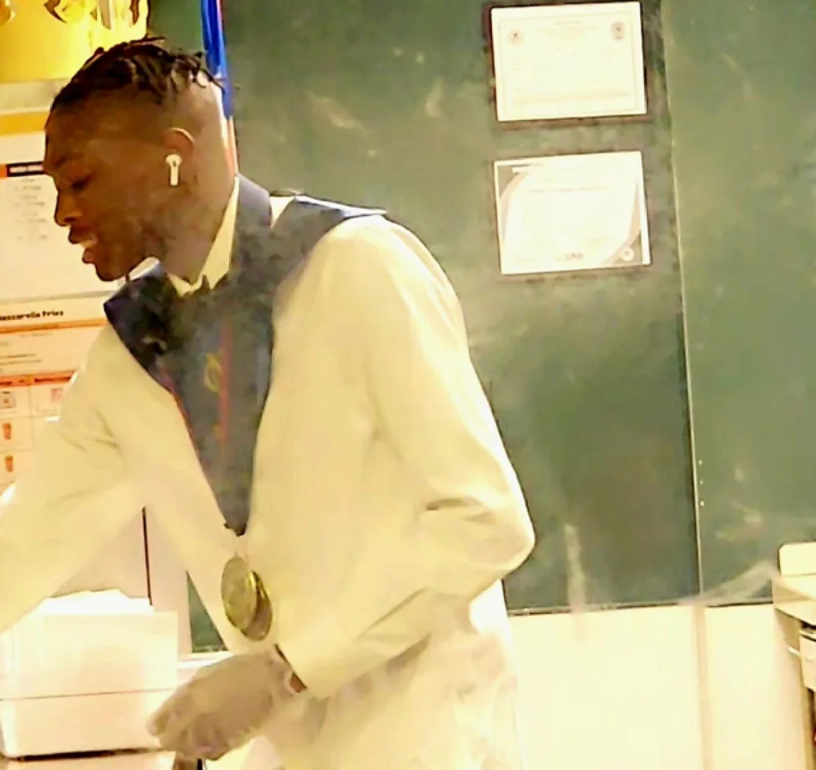 他穿畢業服直奔漢堡王打工！路人見狀為他籌「4百萬」上大學