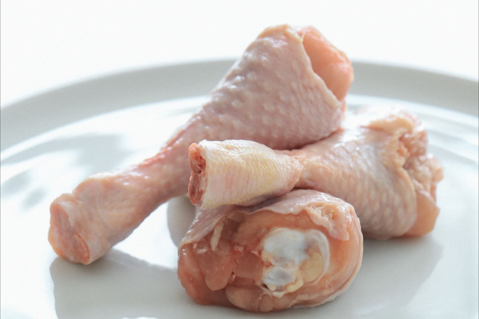 「水洗生肉」恐讓細菌噴滿廚房！專家曝正確做法