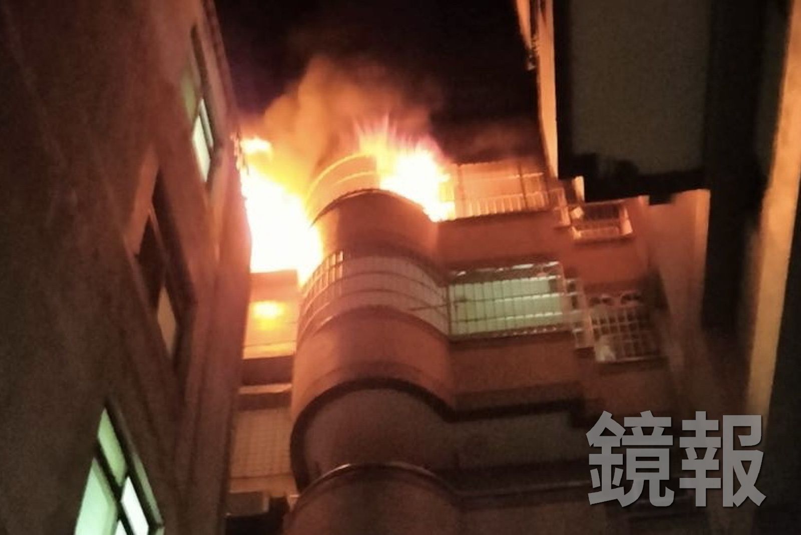 社區大樓民宅冒出熊熊火焰。圖/民眾提供