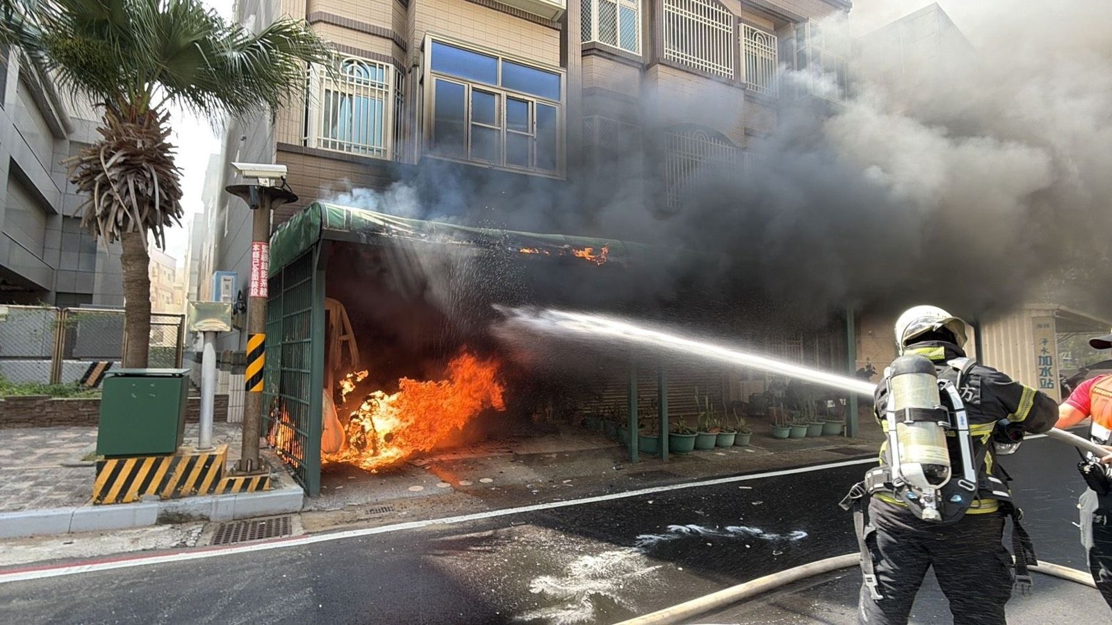 澎湖馬公連棟透天厝大火!警消動員5分隊22人馳援 搶救畫面曝光