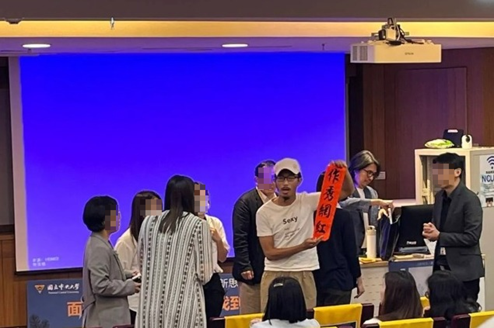 葉丙成遭批「作秀網紅」　扛不住學生4連問急閃人